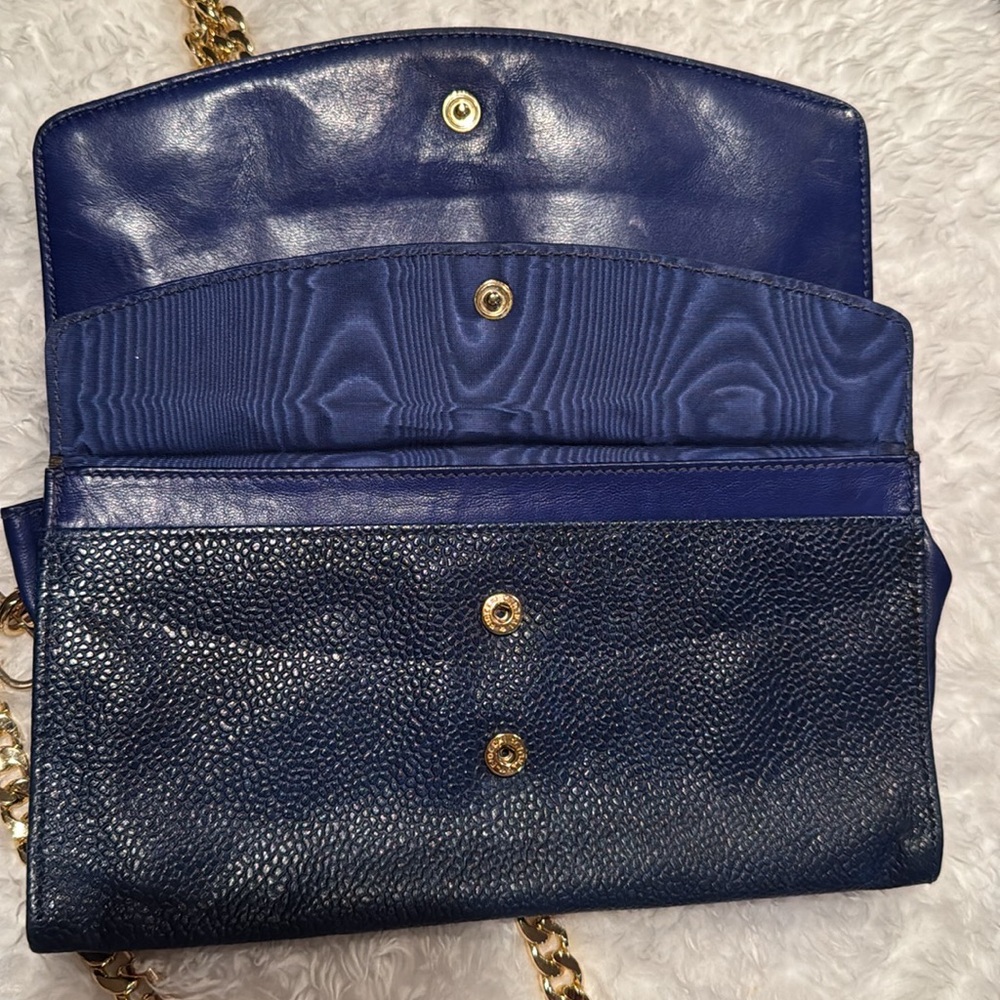 CHANEL Navy Blue Crossbody Bag with Gold Chain - Picture 3 of 16